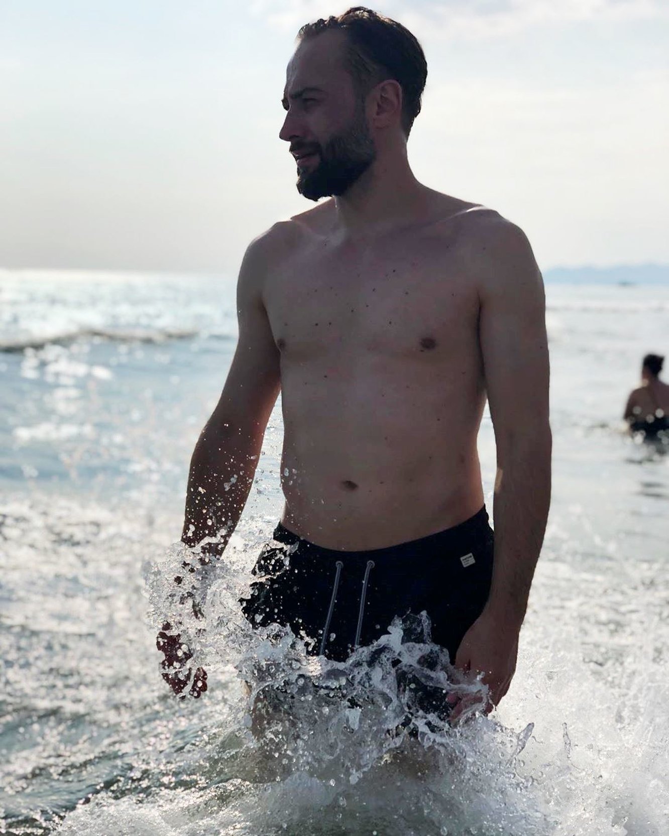 голый человек на пляже